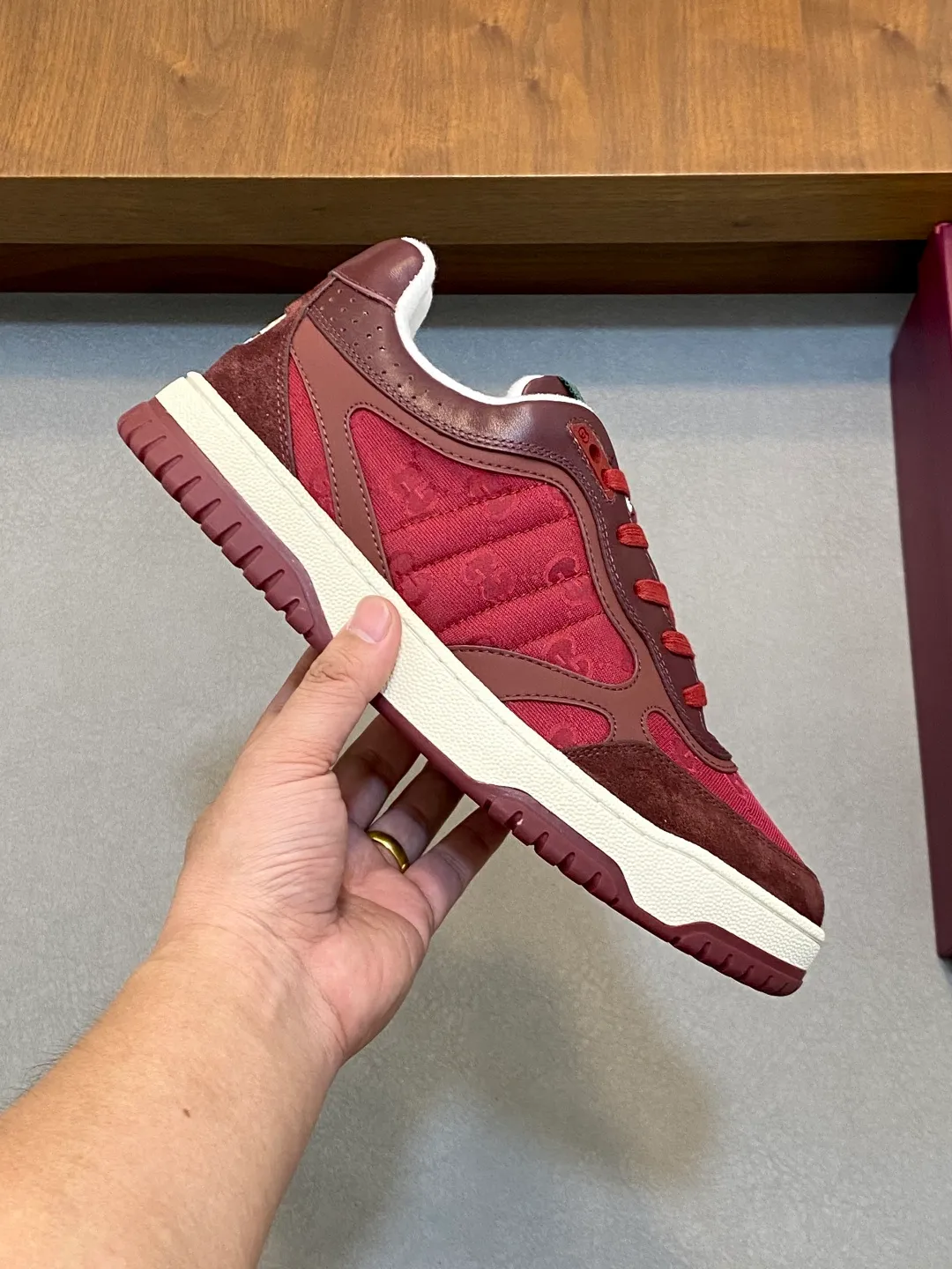 Men's Shoes 💰660 𝐆𝐮𝐜𝐜𝐢 𝐑𝐞-𝐖𝐞𝐛 As the first sneaker created by Sabato De Sarno for Gucci, the Re-Web series reinterprets the brand's classic stripes and sets off the modern silhouette design with bold and unique details. These shoes are crafted from white leather. This new sneaker is ingeniously decorated with many of the brand's classic details, and is equipped with a bright red and green webbing tongue, which will make people fall in love at first sight. White leather treated with a special process for softness and luster, with an embossed grainy texture. Script Gucci logo and interlocking G web label with Interlocking G and script Gucci logo. Rubber outsole with interlocking G detail eyelets. Web tongue. Size: 39-44 (customized for sizes 38 and 45)